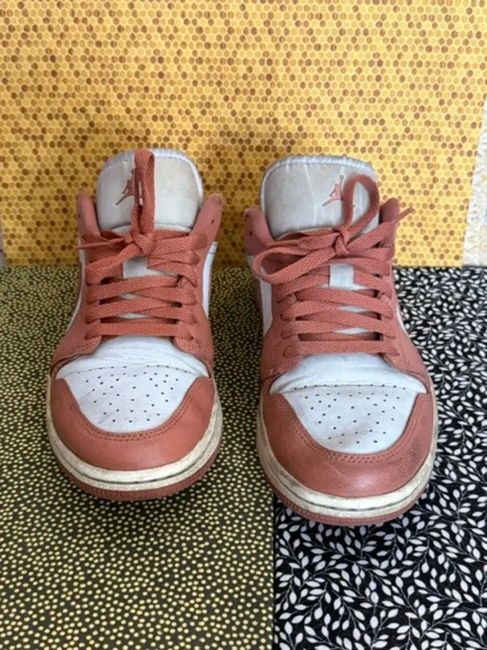 JORDAN SNEAKERS WITH BOX ( WHITE AND CORAL SIZE 9 )